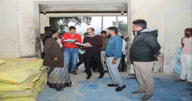 कलेक्टर ने अजयगढ़ में उर्वरक वितरण व्यवस्था का लिया जायजा  