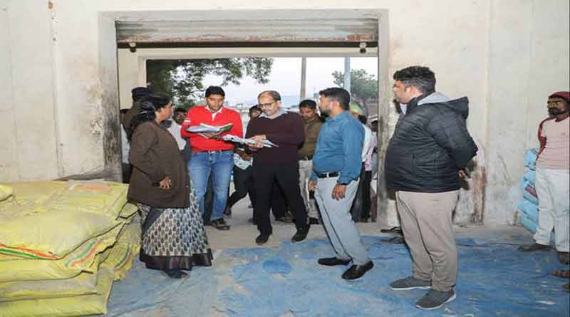 कलेक्टर ने अजयगढ़ में उर्वरक वितरण व्यवस्था का लिया जायजा  