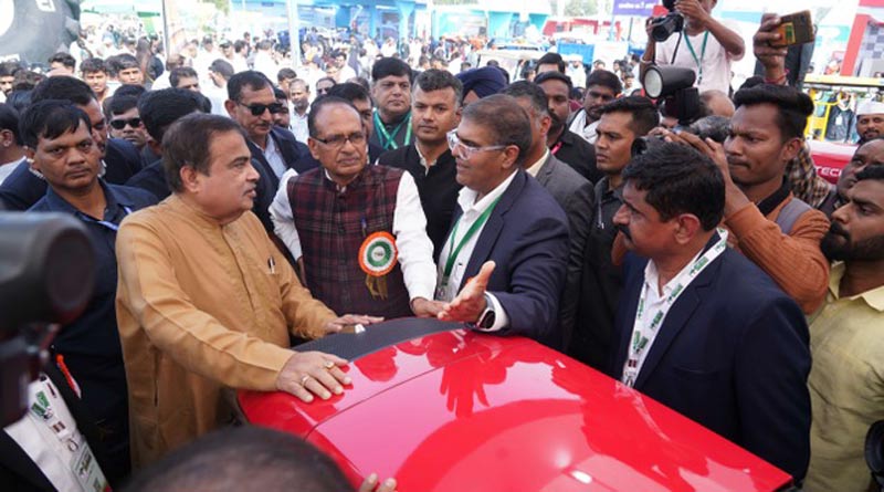 एग्रोविजन 2025 में महिंद्रा ने CNG, इथेनॉल और इलेक्ट्रिक ट्रैक्टर प्रदर्शित किए