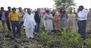 कलेक्टर ने मोबाइल श्रेडर मशीन के प्रदर्शन का किया अवलोकन