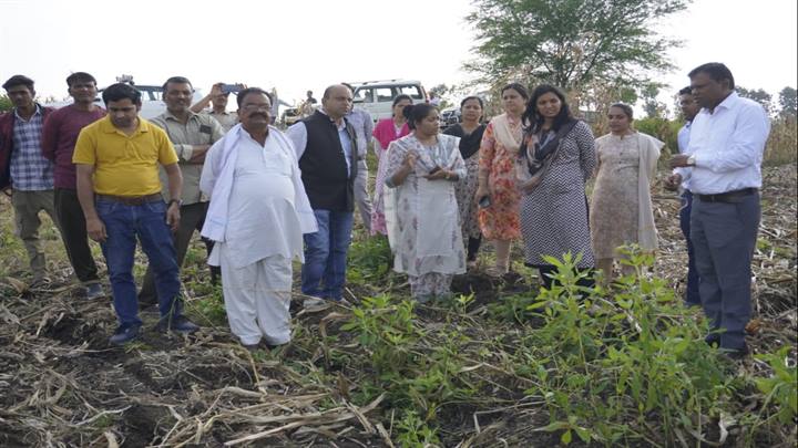 कलेक्टर ने मोबाइल श्रेडर मशीन के प्रदर्शन का किया अवलोकन