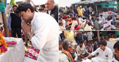 गुना में खाद के अभाव से महिला की मौत, केंद्रीय मंत्री सिंधिया ने घर जाकर दी संवेदना और व्यवस्था सुधार का आश्वासन