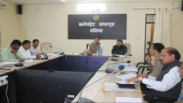 कृषि उत्पादन आयोग की जिला स्तरीय बैठक, क्लेक्टर ने किसानों को कृषि तकनीक और योजनाओं का लाभ दिलाने के दिए निर्देश