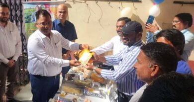 कलेक्टर ने हाट बाजार का अवलोकन कर उत्पादकों से किया संवाद