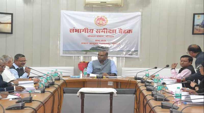 धार्मिक क्षेत्रों में फूलों की खेती को दिया जाए बढ़ावा: संभागायुक्त श्री सिंह