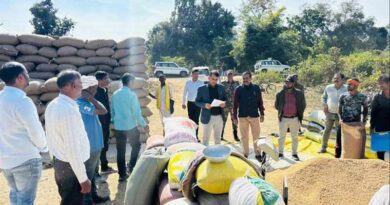 कलेक्टर ने किया धान उपार्जन केंद्र का निरीक्षण