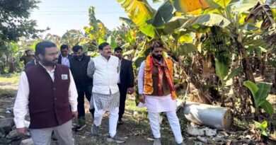 प्रभारी मंत्री ने किया उन्नत केला कृषक के खेत का अवलोकन