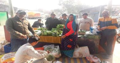 बिना लाइसेंस के धान खरीदने पर दुकान सील  