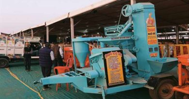 आधुनिक कृषि उपकरणों को देखकर आकर्षित हुए किसान  