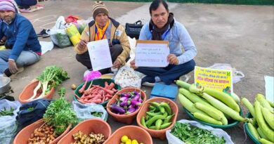 जैविक एवं प्राकृतिक हाट बाजार में लोगों ने खरीदे जैविक सब्जी एवं फल