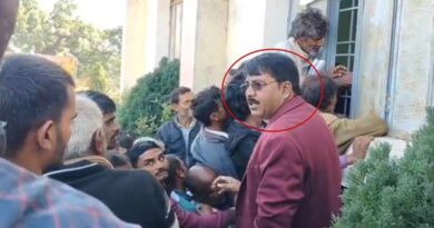 ‘अपनी ऐसी तैसी कराओ’ तक उतरे अफसर, खाद लेने पहुंचे किसान को तहसीलदारने जड़ा थप्पड़, वीडियो वायरल