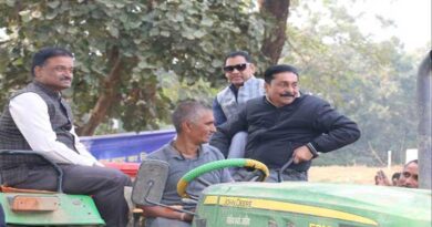 कलेक्टर की मौजूदगी में सुपर सीडर से की गई सरसों की बोवनी