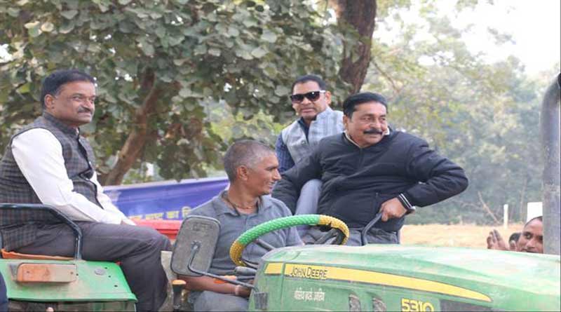 कलेक्टर की मौजूदगी में सुपर सीडर से की गई सरसों की बोवनी