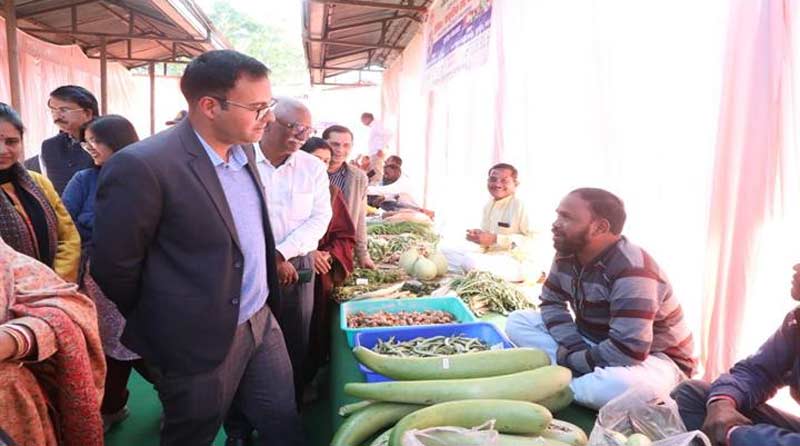 कटनी में जैविक हाट बाजार का शुभारंभ, कलेक्टर ने खरीदा रागी और हरा-धनिया; किसानों को किया ऑनलाईन पेमेंट