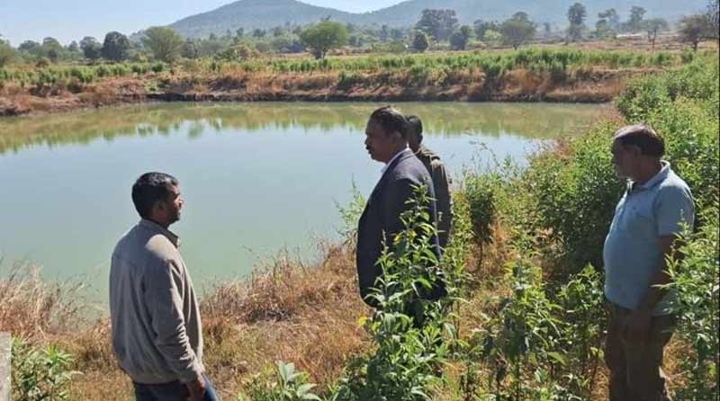 एसडीएम बजाग ने पीएमKSY 2.0 के तहत खेत तालाबों का निरीक्षण, किसानों को दी तकनीकी सलाह