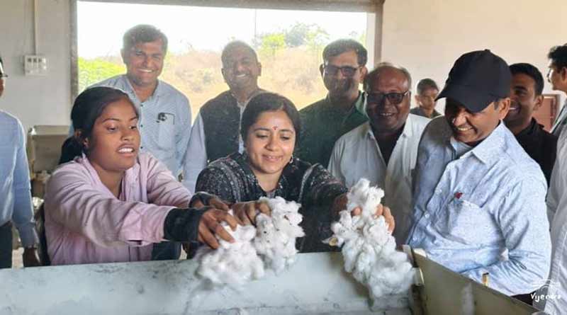 खरगोन कलेक्टर ने गोगावां ग्रामों का किया भ्रमण, कृषि तकनीक और नवाचार को बढ़ावा देने के दिए निर्देश