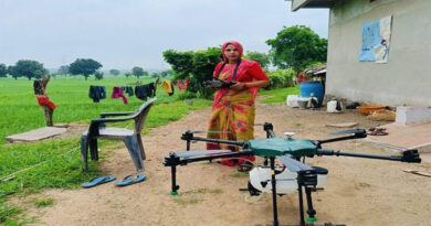 रायसेन की सरूपी बाई बनीं ‘ड्रोन दीदी’, 8–10 मिनट में करती हैं खेतों में कीटनाशक छिड़काव; सालाना कमा रही ₹1.30 लाख