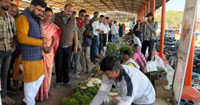 सांसद ने जैविक हाट-बाजार में किसानों से खरीदी जैविक सब्जियां