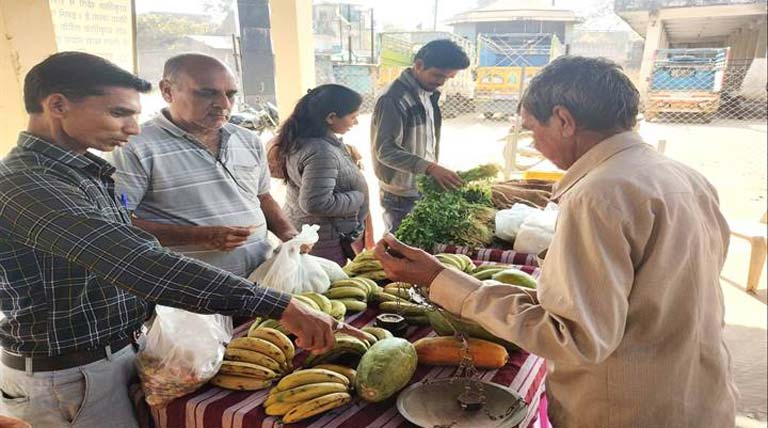 बुरहानपुर का प्राकृतिक हाट बाजार लोगों को आ रहा है पसंद