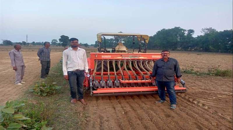 छतरपुर जिले में सुपर सीडर से गेहूं की स्मार्ट खेती