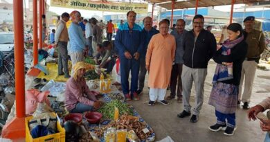 छिंदवाड़ा साप्ताहिक हाट में डीआईजी ने की जैविक सब्जियों की खरीदी