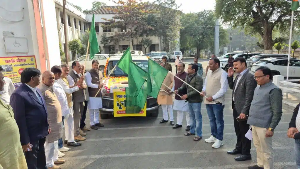 छिंदवाड़ा जिले में कलेक्टर एवं जनप्रतिनिधियों ने कृषि रथ को किया रवाना