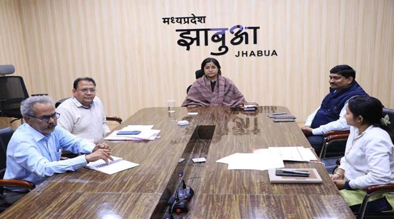 झाबुआ कलेक्टर ने ई-विकास प्रणाली की समीक्षा बैठक ली