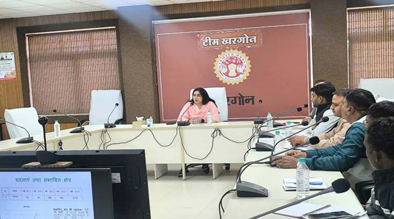 खरगोन कलेक्टर ने हार्वेस्टर ऑपरेटर एवं गौशाला संचालकों के साथ बैठक की