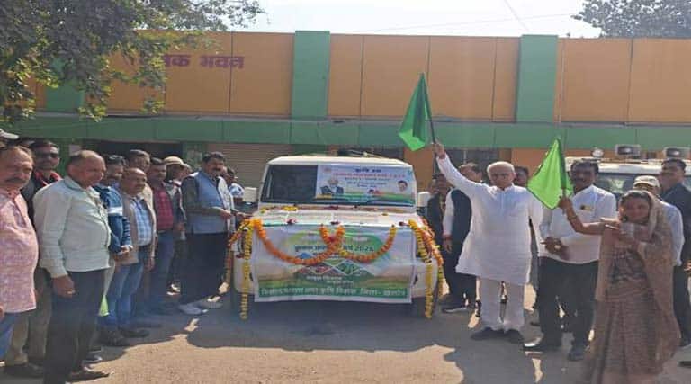 खरगोन में कृषि रथों को ग्रामों के लिए किया रवाना