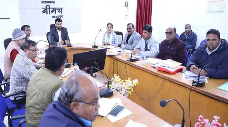 नीमच कलेक्टर ने ए.पी.सी.समूह की बैठक में की विभागीय समीक्षा
