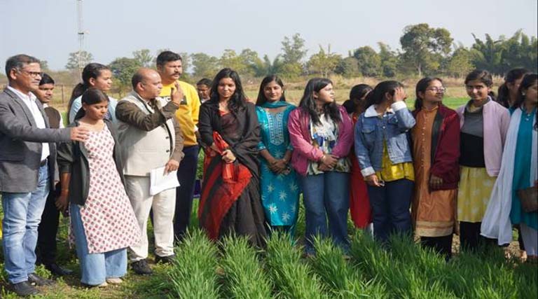 सिवनी कलेक्टर ने कृषि विज्ञान केंद्र का किया निरीक्षण