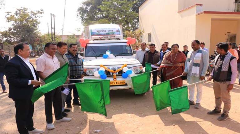 झाबुआ में मंत्री सुश्री निर्मला भूरिया ने कृषि रथ को किया रवाना