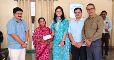 पांढुर्ना: मृतक कृषक की पत्नी को 4 लाख की आर्थिक सहायता प्रदान की गई