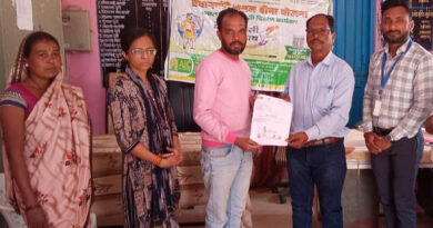 पांढुर्ना: धावड़ीखापा में फसल बीमा पॉलिसी का वितरण किया