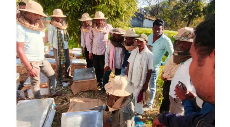 परागण योजना से कोरबा के किसानों की बदली किस्मत, अब मधुमक्खी पालन से सालाना कमा रहे 2 लाख तक की आमदनी