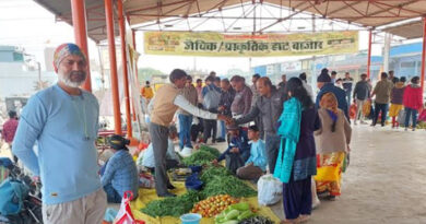छिंदवाड़ा : जैविक हाट बाज़ार में कृषि वैज्ञानिक/अधिकारी परिवार ने जैविक सब्जियों की खरीदी की