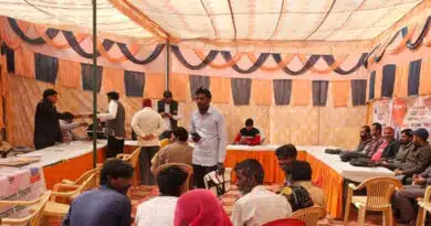 ग्राम उत्थान शिविर: सॉयल हेल्थ कार्ड वितरण के साथ मिल रही फसल बीमा की जानकारी  