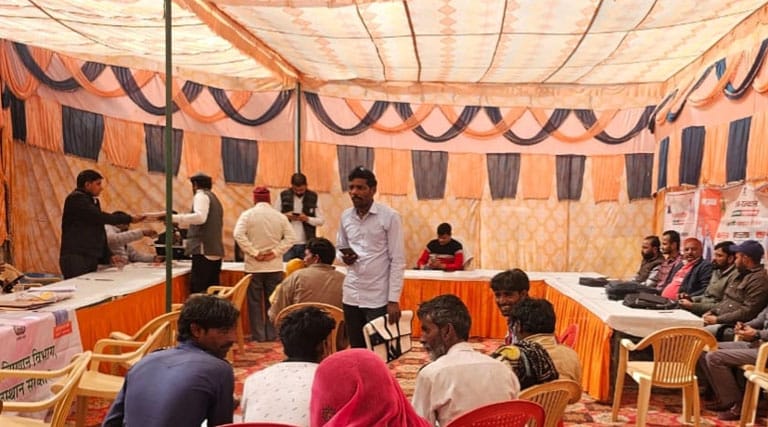 ग्राम उत्थान शिविर: सॉयल हेल्थ कार्ड वितरण के साथ मिल रही फसल बीमा की जानकारी  