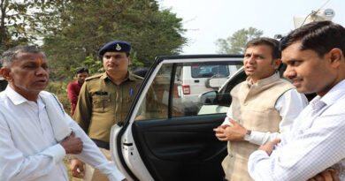 नर्मदापुरम कमिश्नर पहुंचे किसानों के बीच, टेल क्षेत्र में नहरों से होने वाली सिंचाई एवं नरवाई प्रबंधन का लिया फीडबैक