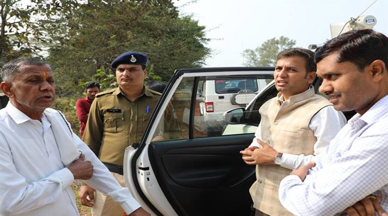 नर्मदापुरम कमिश्नर पहुंचे किसानों के बीच, टेल क्षेत्र में नहरों से होने वाली सिंचाई एवं नरवाई प्रबंधन का लिया फीडबैक