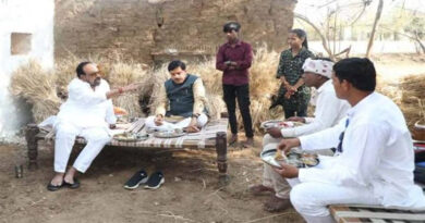 मुख्यमंत्री ने कृषक हरदास के खेत में खाट पर बैठकर किया भोजन
