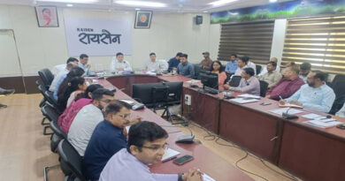 नरवाई जलाने की घटनाओं को रोकने हेतु किसानों को जागरूक करें - कलेक्टर रायसेन