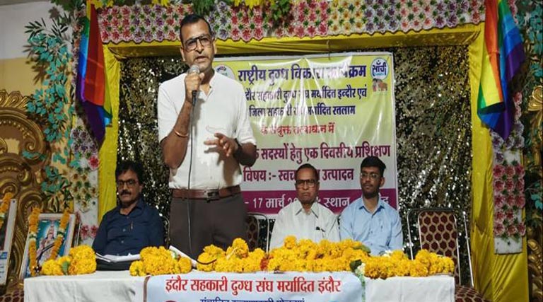 देवास: कन्नौद में 'स्वच्छ दुग्ध उत्पादन' विषय पर प्रशिक्षण आयोजित