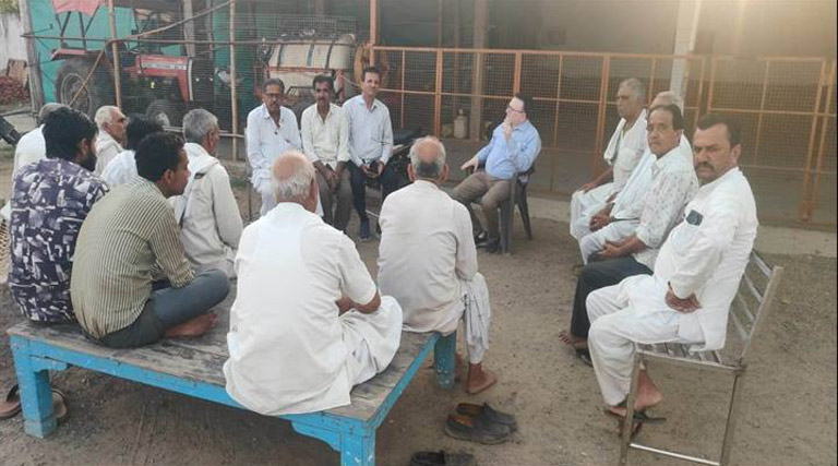 देवास : कृषक चौपाल में उड़द फसल लगाने के लिए किया प्रोत्साहित