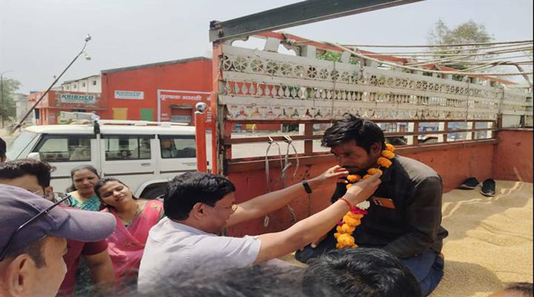 खरगोन : मंडी प्रशासन ने नव वर्ष पर किसानों और व्यापारियों का किया स्वागत