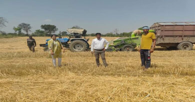 नरसिंहपुर: सोनू पटेल ने स्ट्रा रीपर मशीन से बनाया भूसा