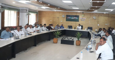 इंदौर कलेक्टर ने हार्वेस्टर संचालकों और किसानों की बैठक ली