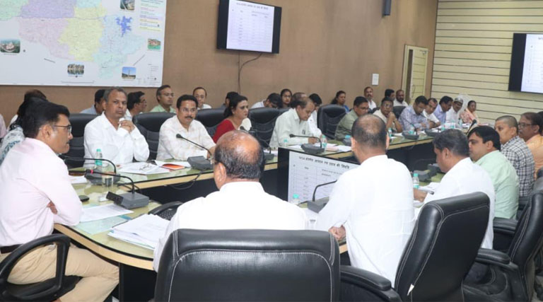 कृषिगत से जुड़े विभाग सक्रिय होकर कार्य करें- संभागायुक्त डॉ. खाड़े