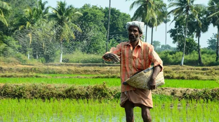 एमपी में रीवा के किसानों को ई.टोकन प्रणाली के तहत खाद वितरण