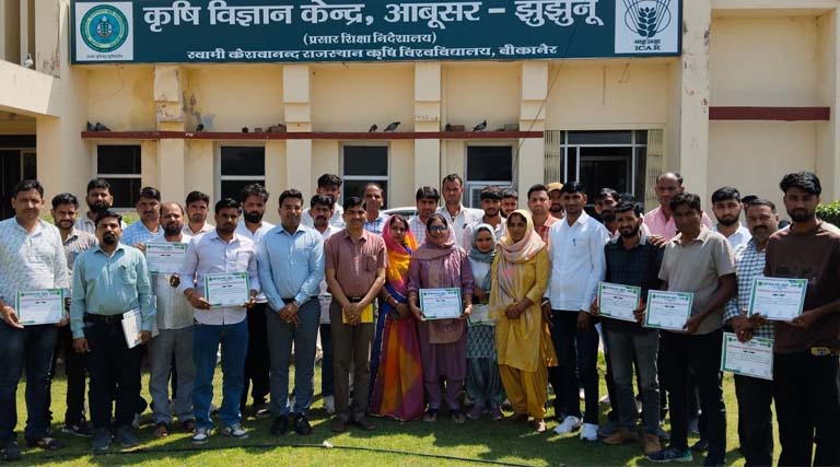 झुंझुनूं: केवीके आबूसर में 15 दिवसीय प्रशिक्षण संपन्न: उर्वरक विक्रेताओं को दिए गए प्रमाण पत्र, विशेषज्ञों ने दी वैज्ञानिक जानकारी